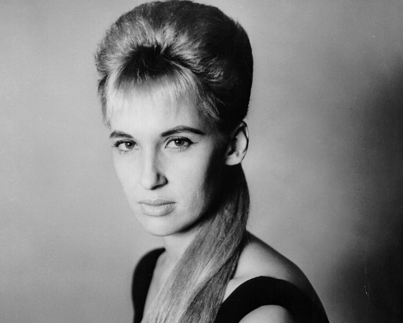 Tammy Wynette in 1970 in black top