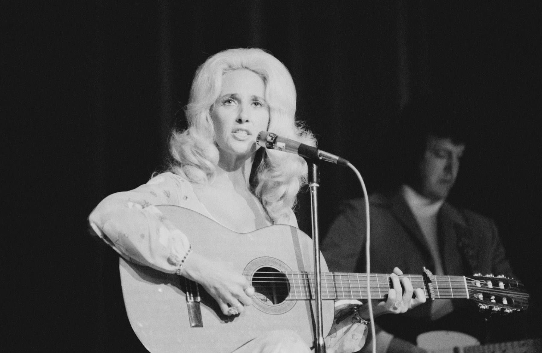 Tammy Wynette performing in London, 1975