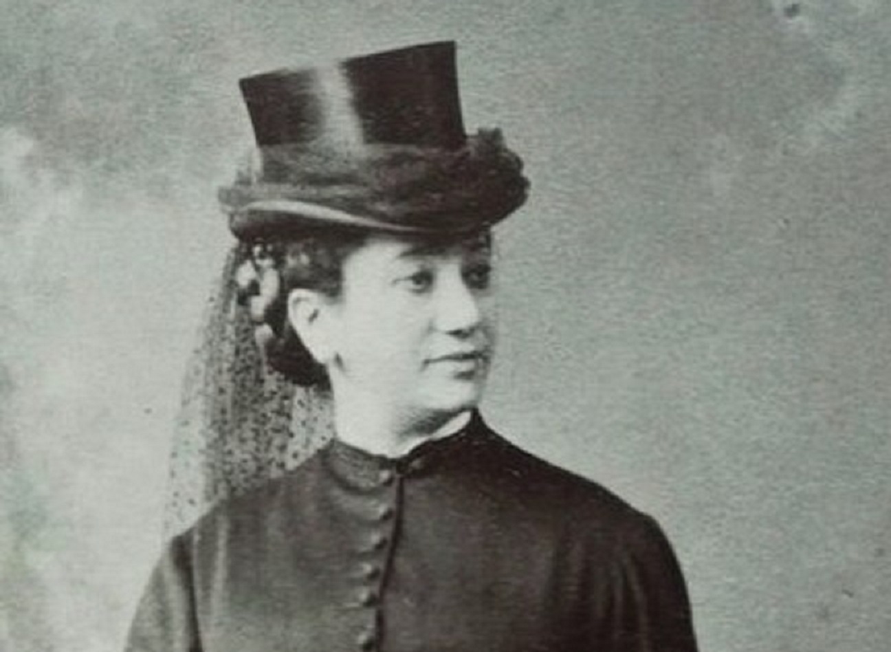 B&W photo of Esther Lachmann (La Païva) wearing black dress and hat looking at side - 1860