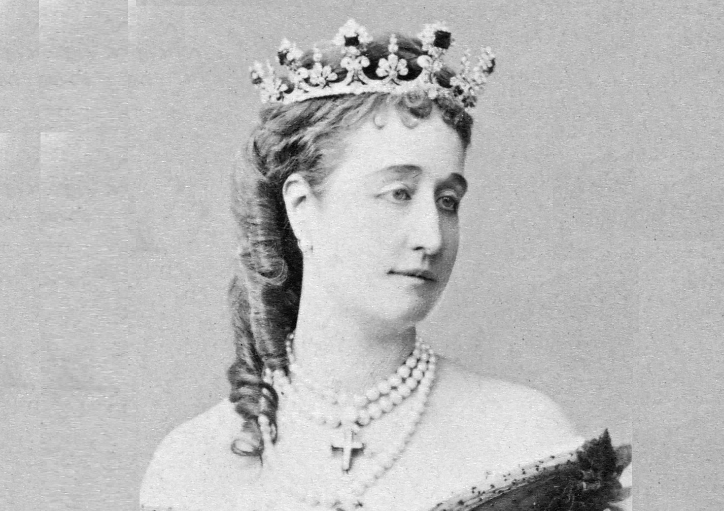 B&W photo of Eugénie de Montijo wearing crown ,looking at side - 1862