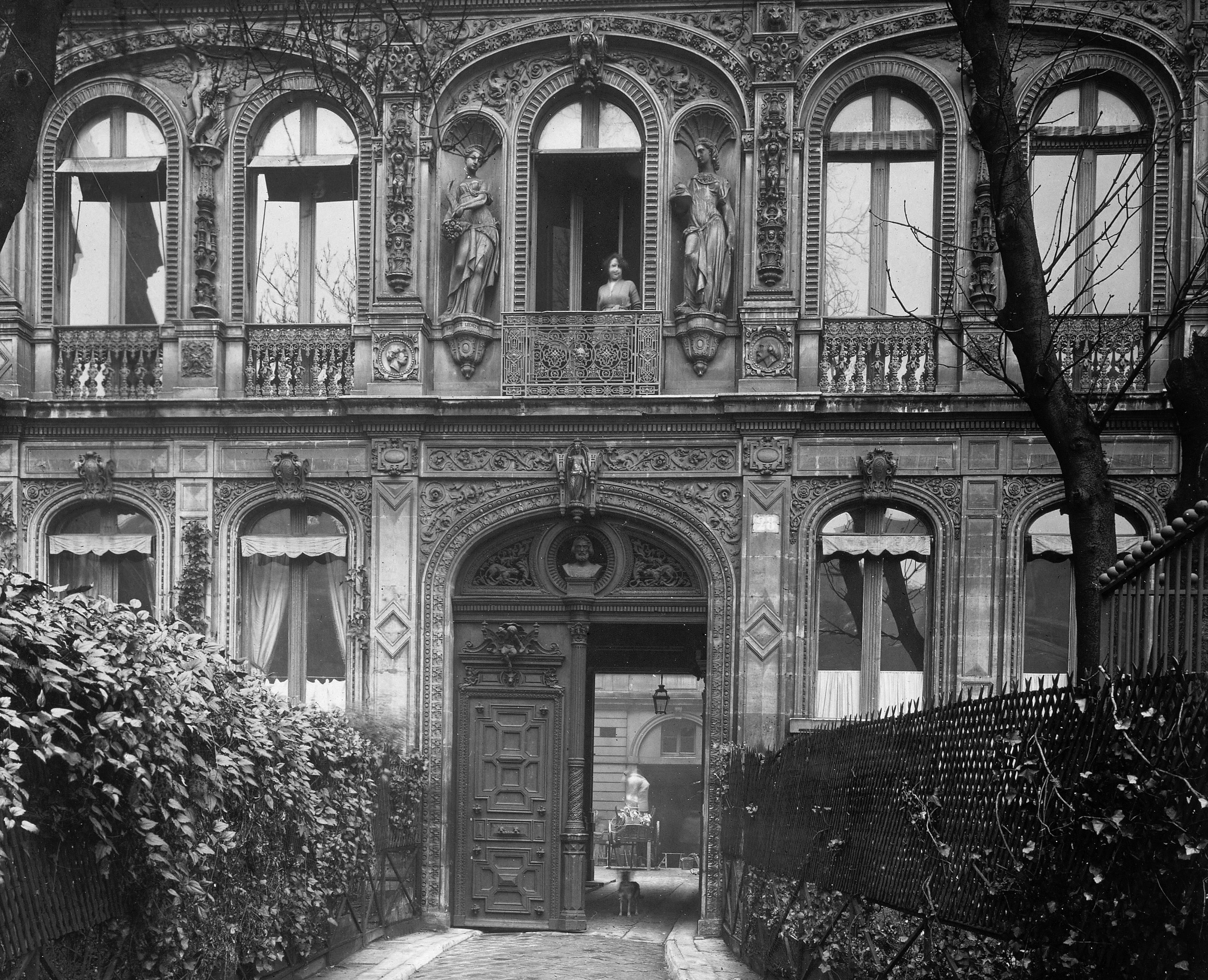 B&W photo of front of the Hotel La Paiva - 1919