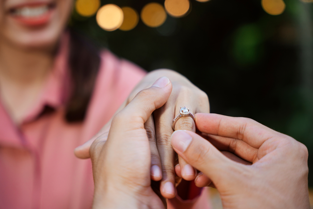 Man propose marriage to girlfriend in pink top