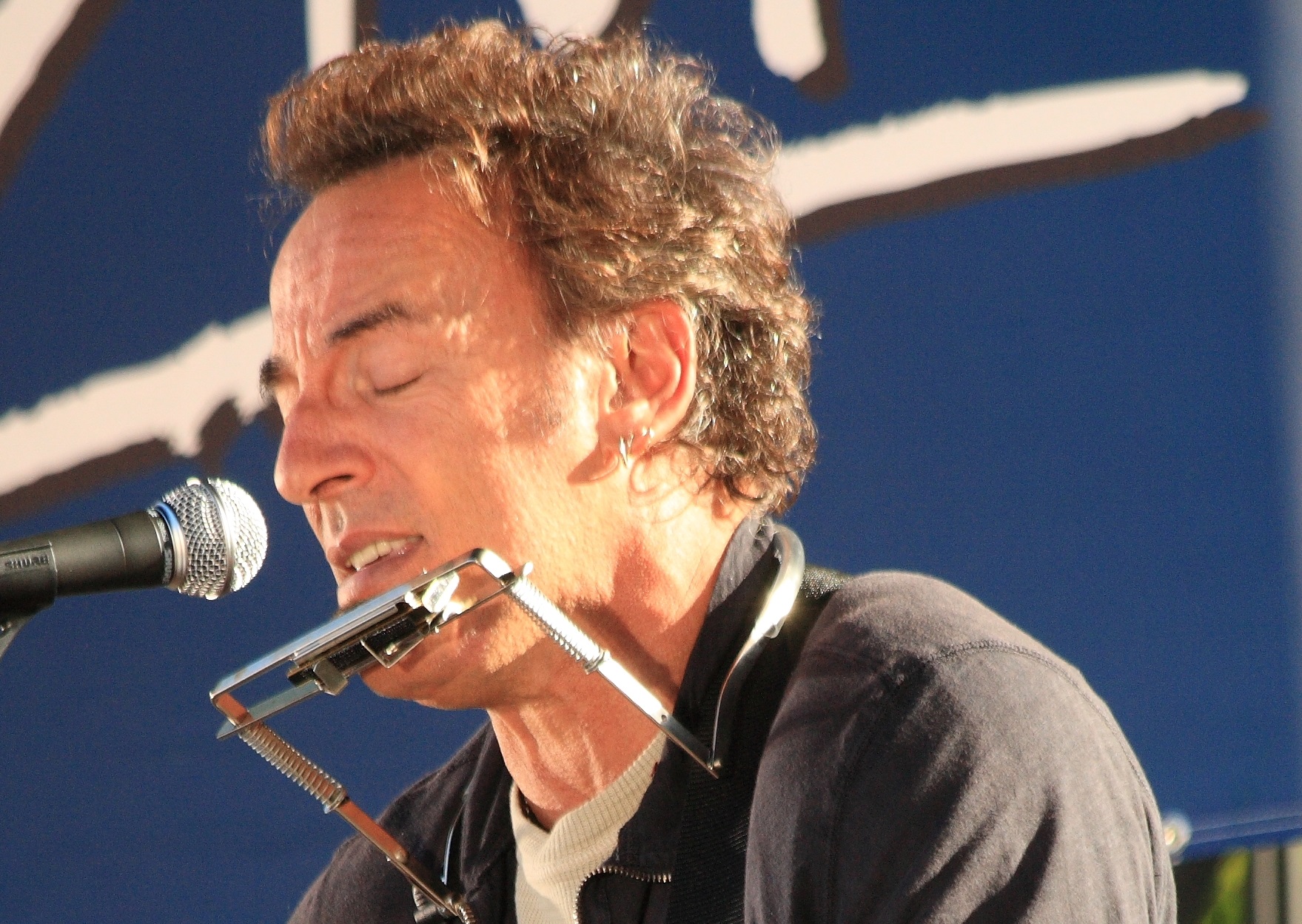 Bruce Springsteen singing wearing black shirt - 2008