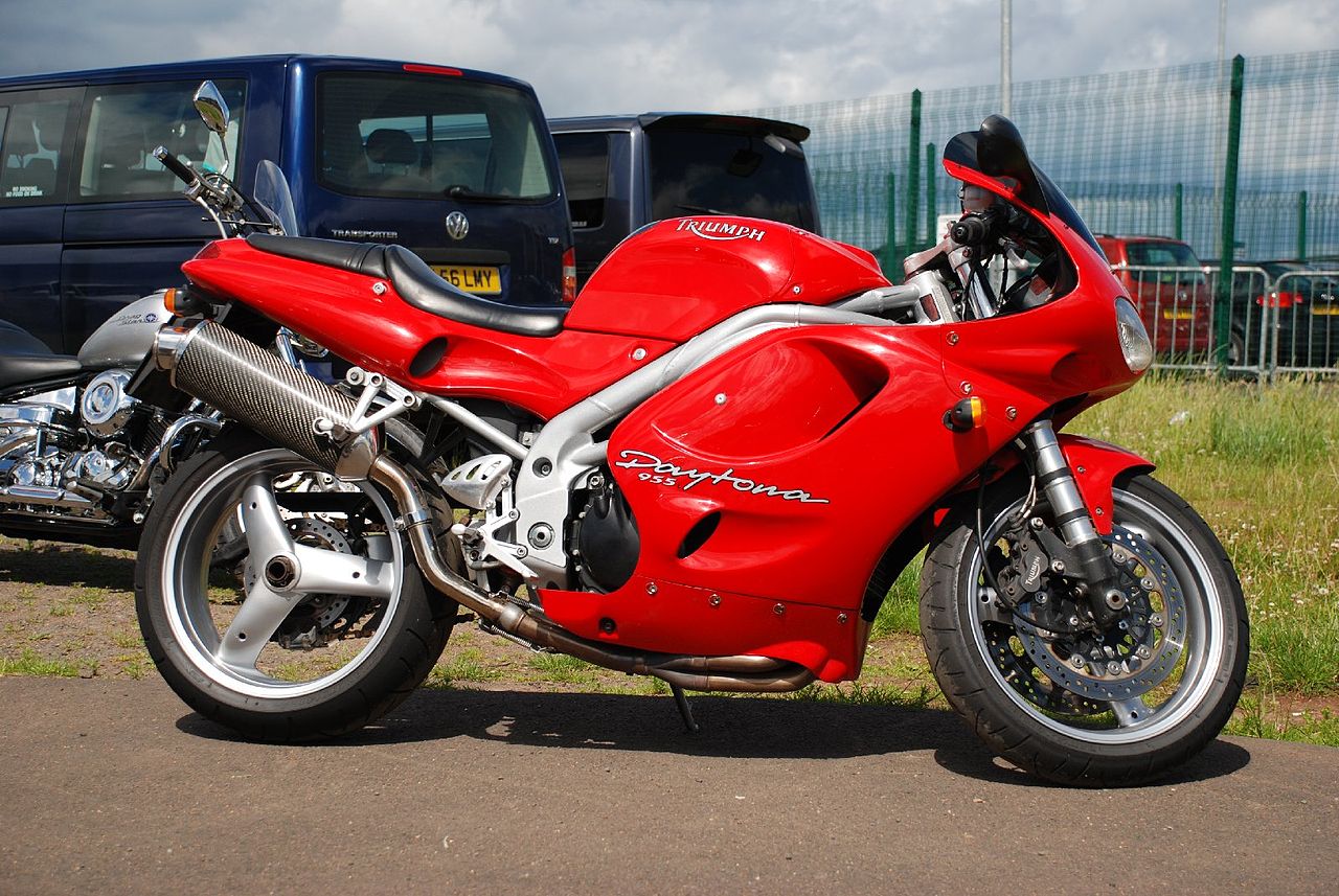Red Triumph Daytona 955i
