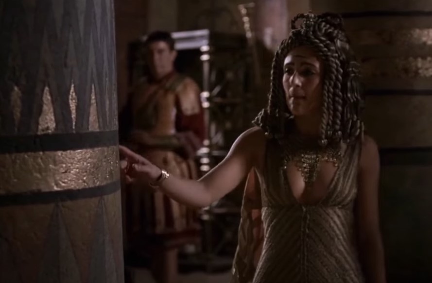 Cleopatra depicted in Rome in Egyptian clothes