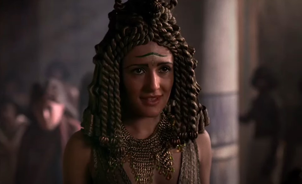 Cleopatra depicted in Rome in Egyptian clothes