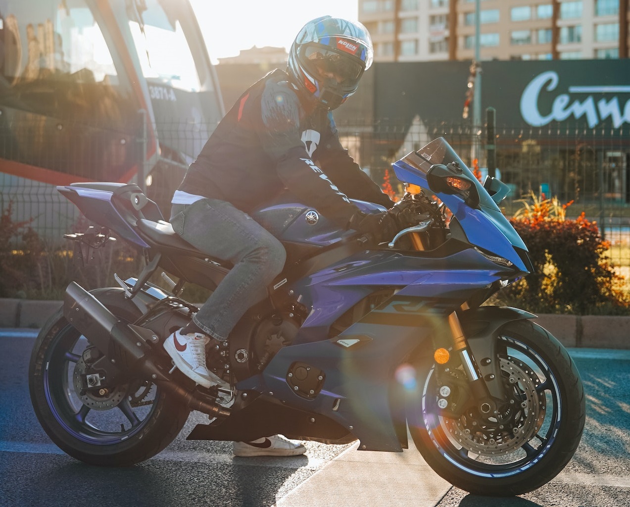 Person riding a motorcycle and waiting on the traffic light.
