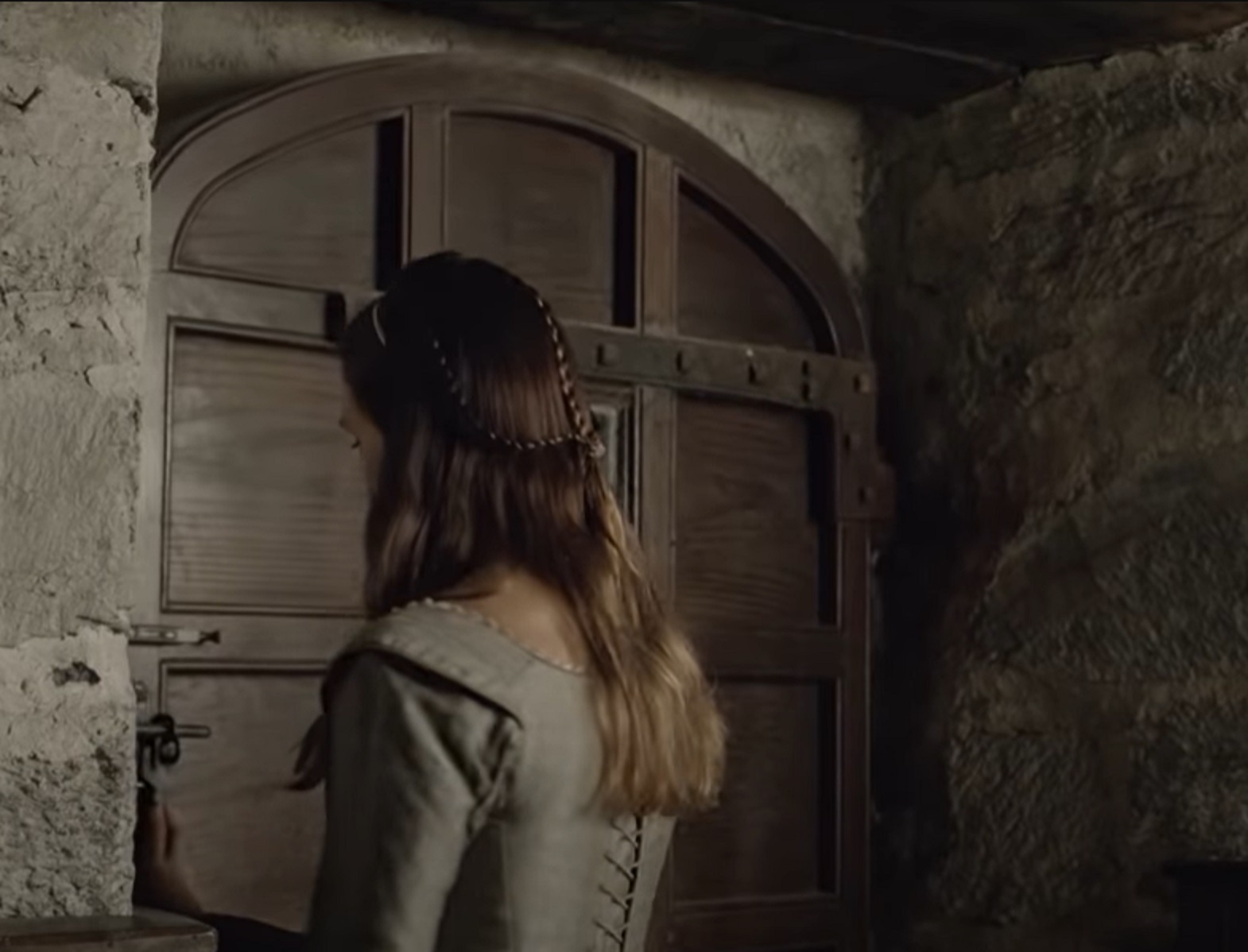 Screenshot : Woman is opening brown wooden door - from The Stuarts: A Bloody Reign (2018)