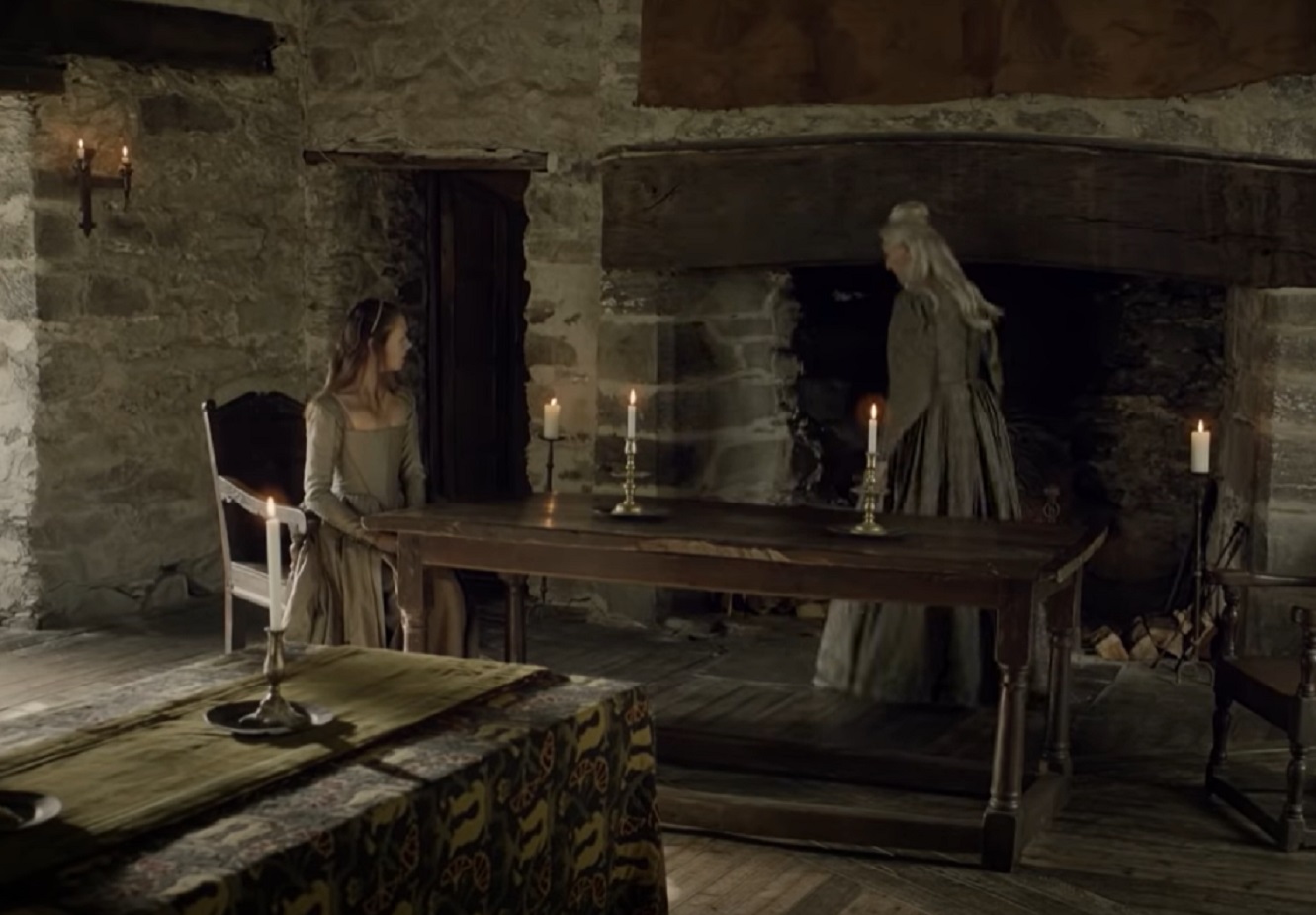 Screenshot : Two woman talking inside - from The Stuarts: A Bloody Reign (2018)