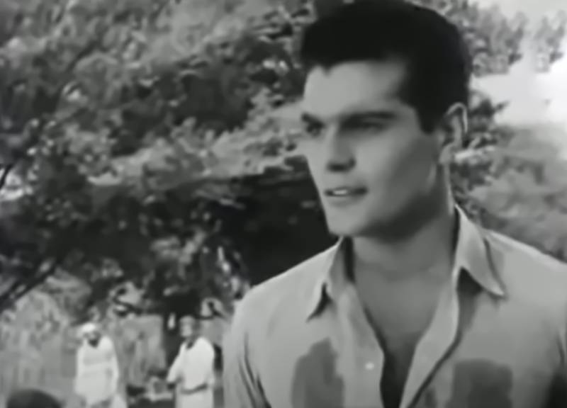 Omar Sharif in The Blazing Sun in shirt outside