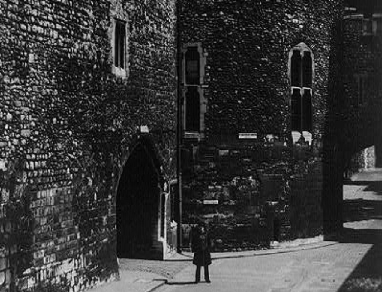 B&W painting of Tower of London - 1904