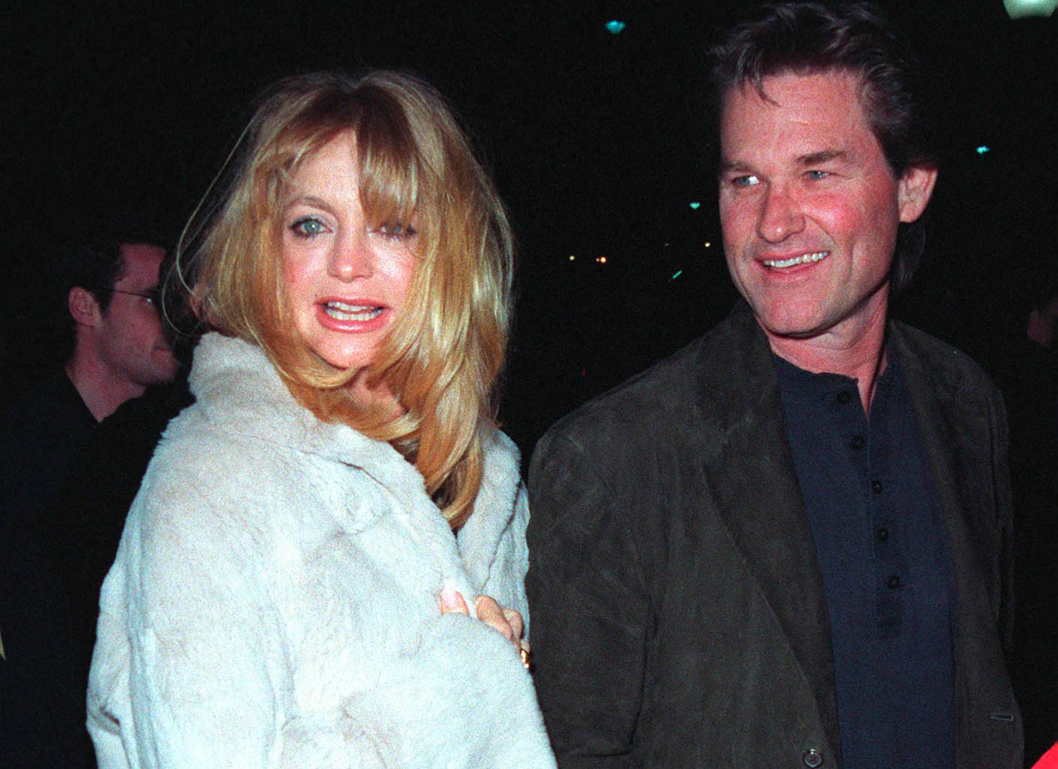 Actress GOLDIE HAWN & actor boyfriend KURT RUSSELL at the premiere of 