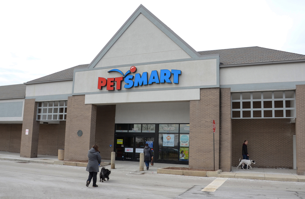 Pet Smart store and people going in
