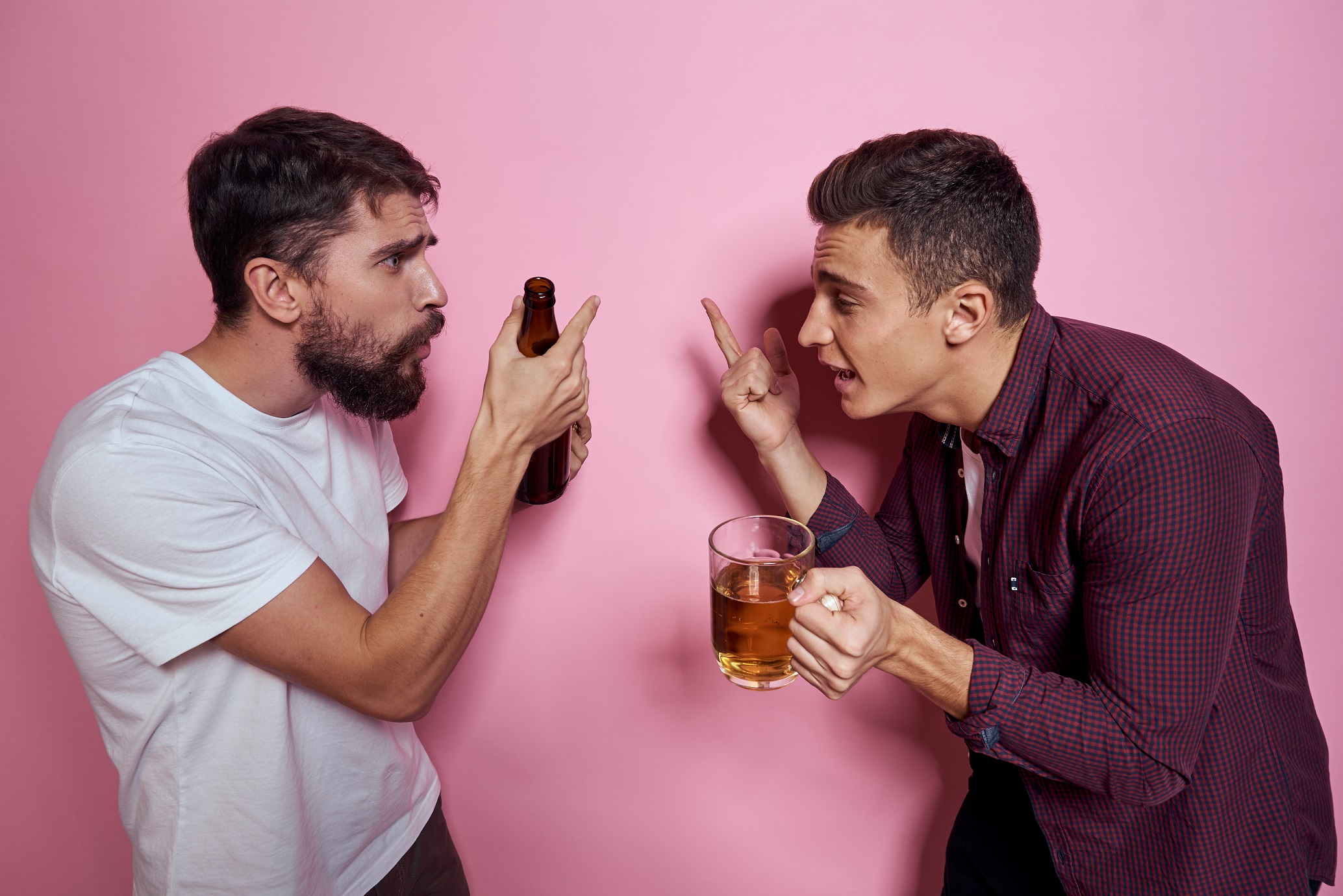 Two drunk people are drinking beer and arguing.