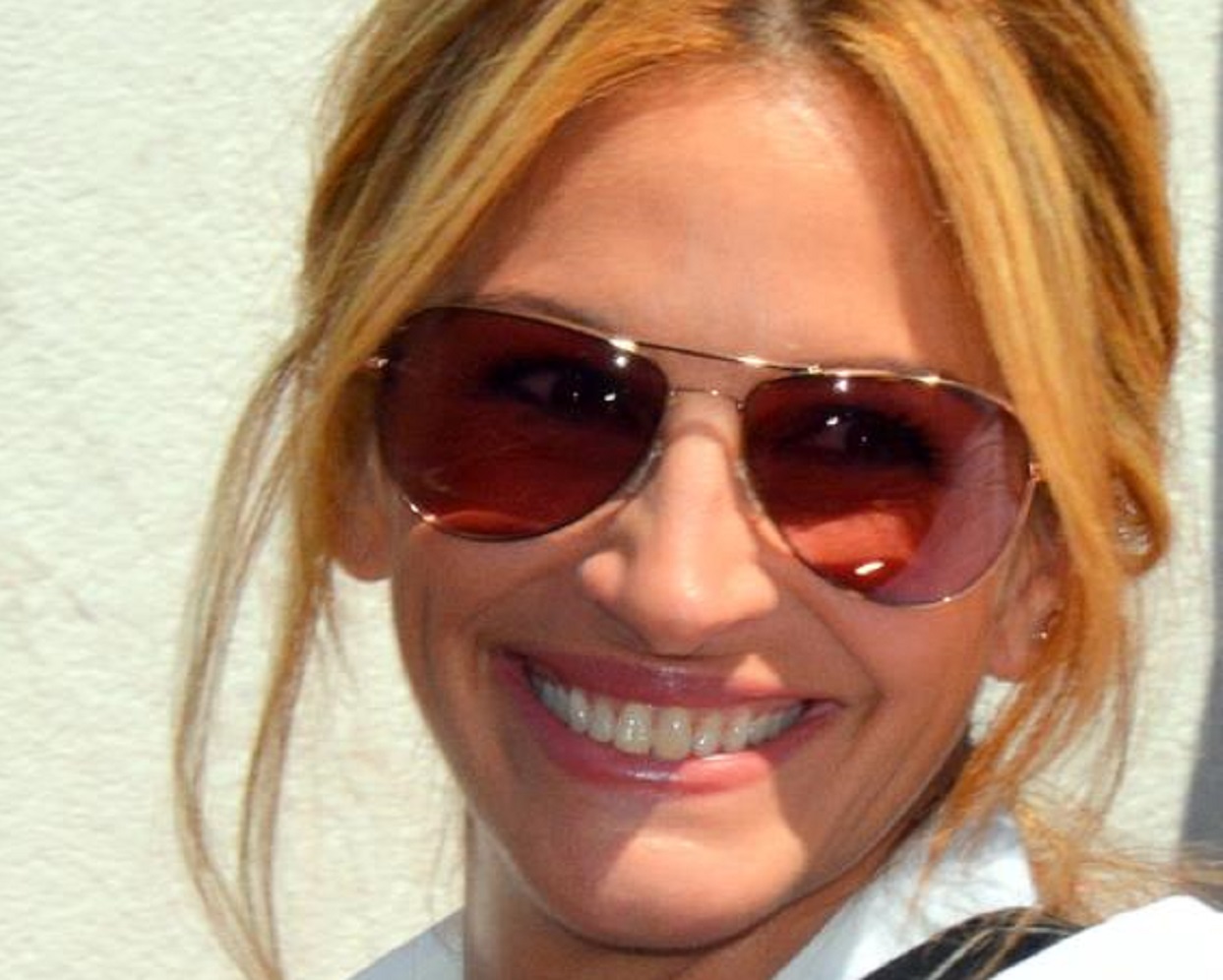 Portrait of Julia Roberts wearing sunglasses - 2016