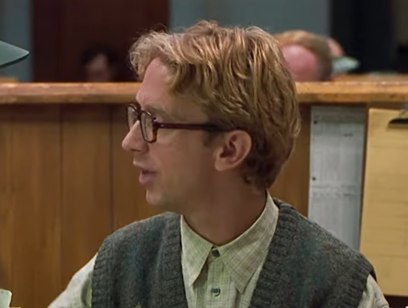 Screenshot: Andy Dick looking at side and  talking - from Loser (2000)