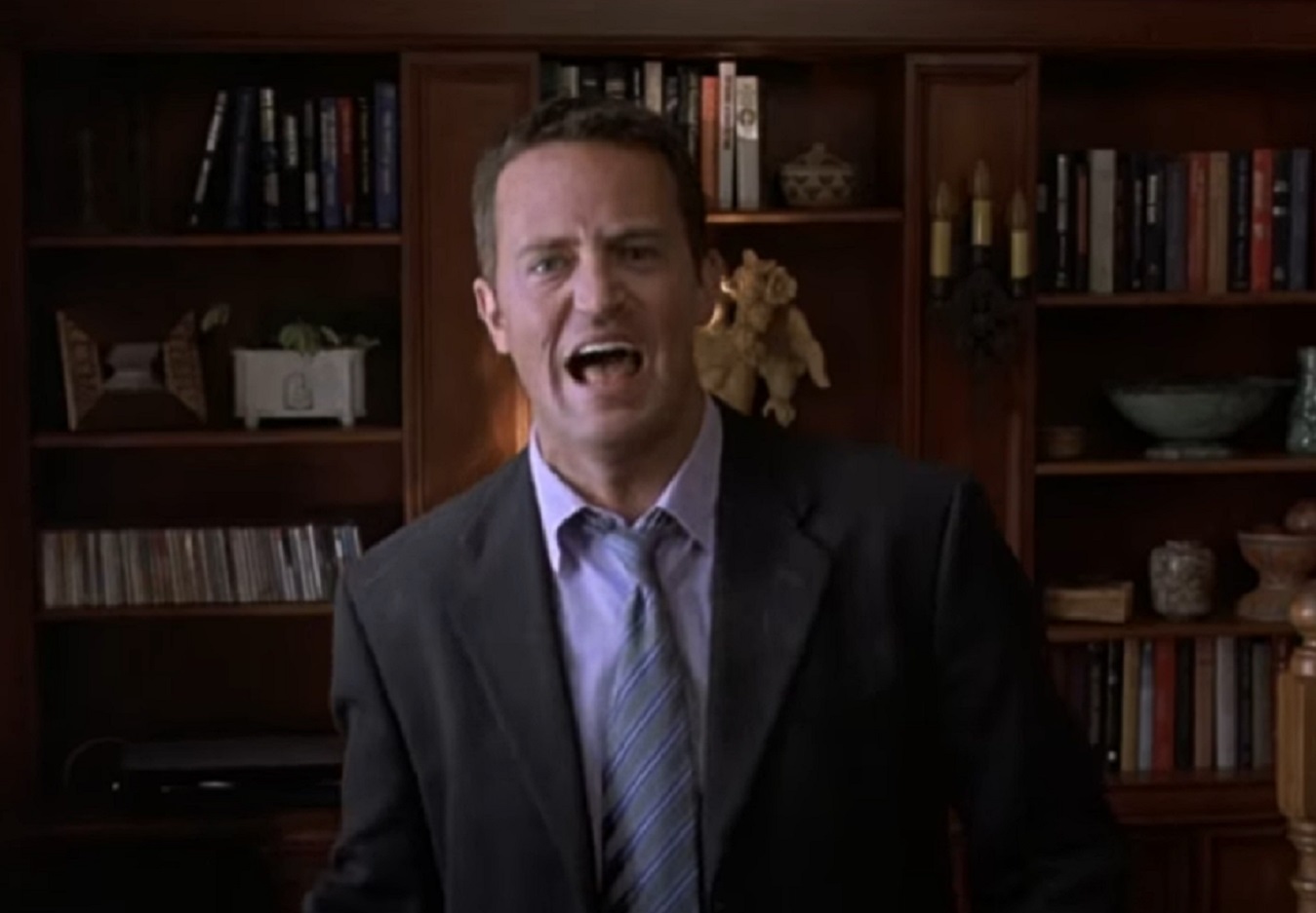 Screenshot: Matthew Perry is screaming in camera - from The Whole Ten Yards (2004)
