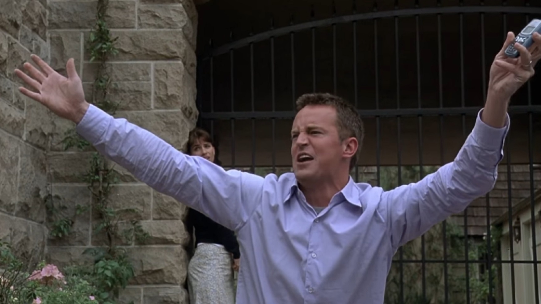 Screenshot: Matthew Perry with rinsed hands - from The Whole Ten Yards (2004)