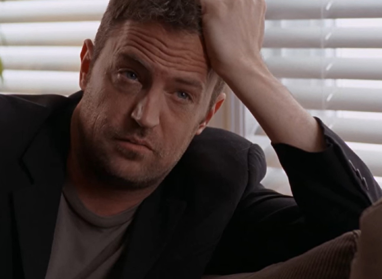 Screenshot: Matthew Perry is looking sad  - from Numb (2007)