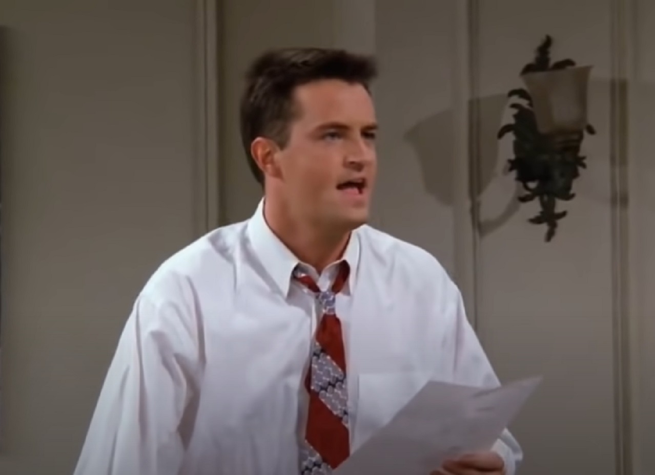 Screenshot: Matthew Perry is looking happy - from Friends (1994-2004)