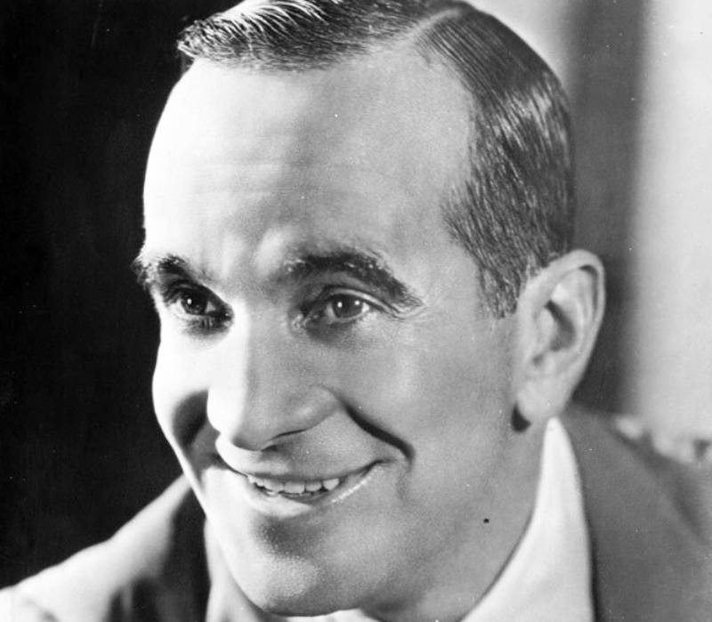 Publicity photo of Al Jolson in gray suit and tie
