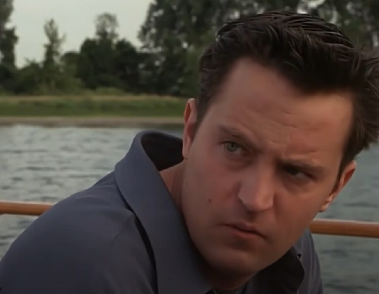 Screenshot: Matthew Perry is looking at side - from The Whole Nine Yards (2000)
