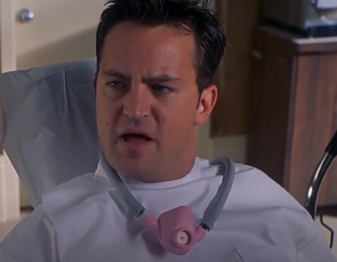 Screenshot: Matthew Perry is looking surprised at side - from The Whole Nine Yards (2000)