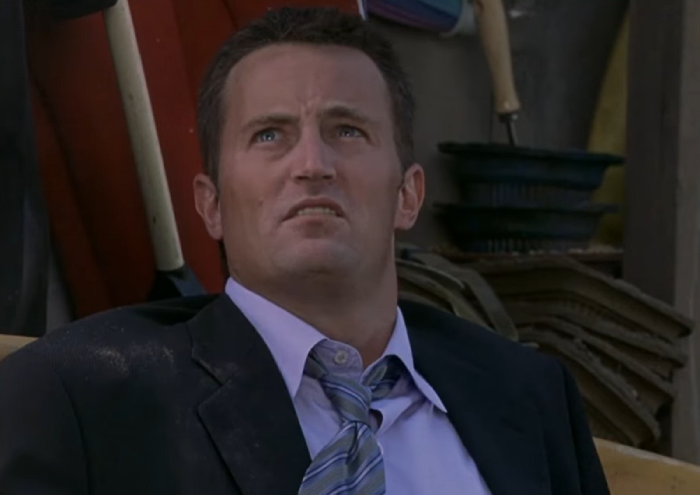Screenshot: Matthew Perry is looking up scared - from The Whole Ten Yards (2004)
