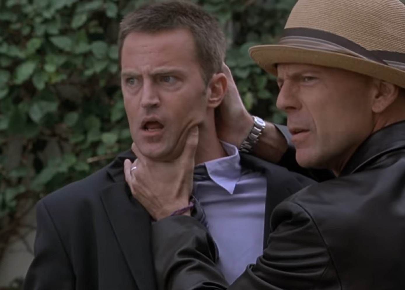 Screenshot: Bruss Willis is holding Matthew Perry by the neck - from The Whole Ten Yards (2004)
