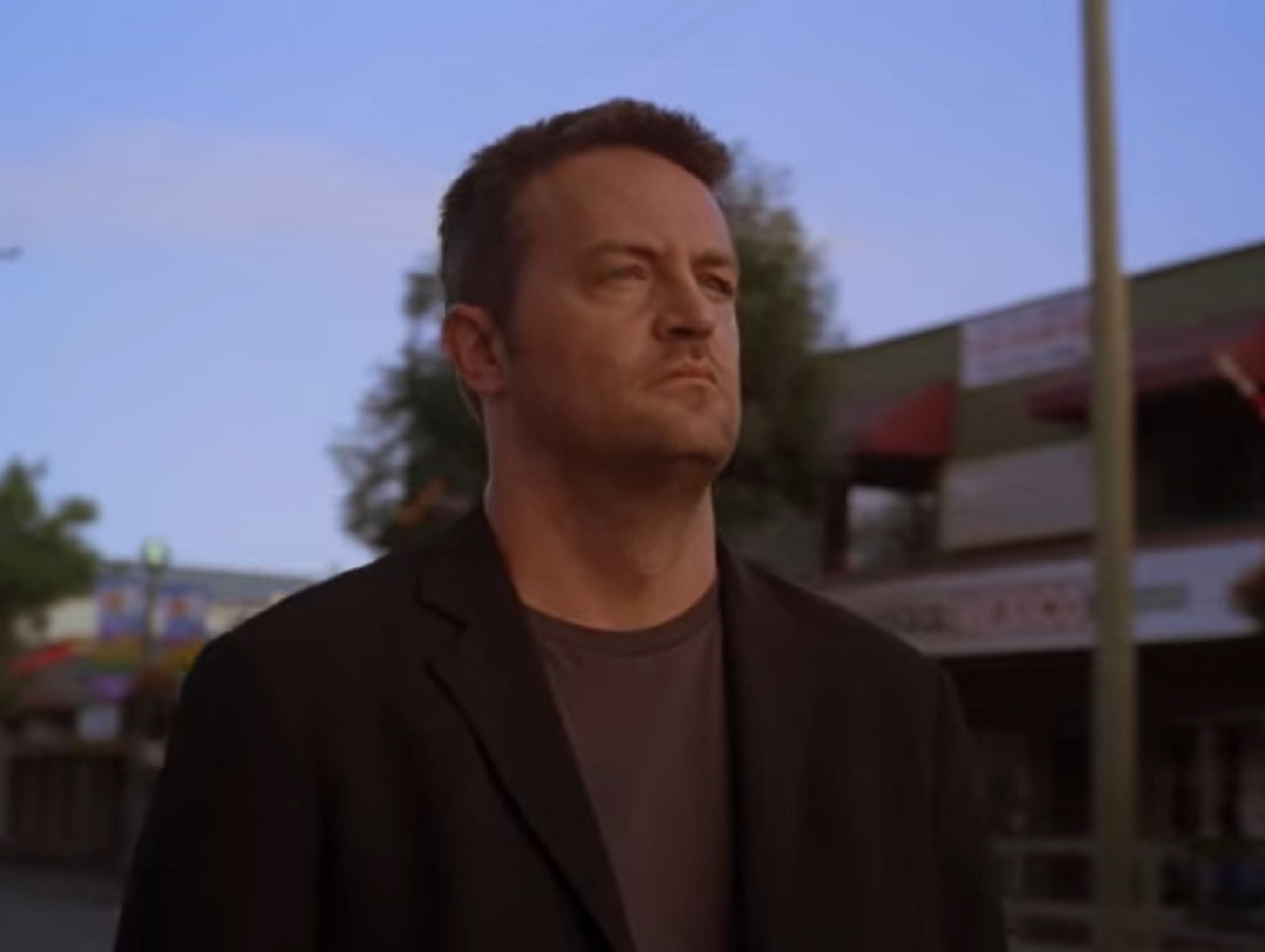 Screenshot: Matthew Perry is looking at side on the street - from Numb (2007)