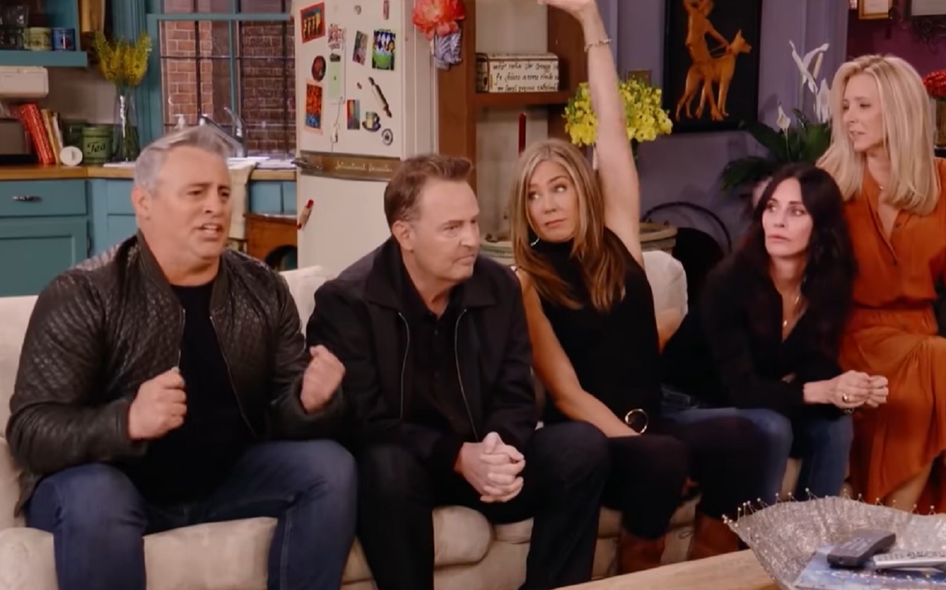 Cast of sitcom Friends seating on sofa, talking and smiling - from  Friends: The Reunion (2021)