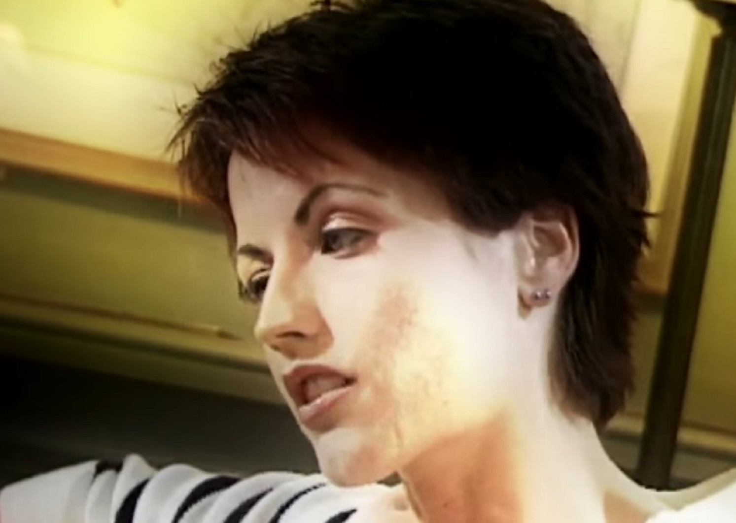 Screenshot: Dolores O'Riordan looking sad at side - from Dolores (TV documentary,2018)