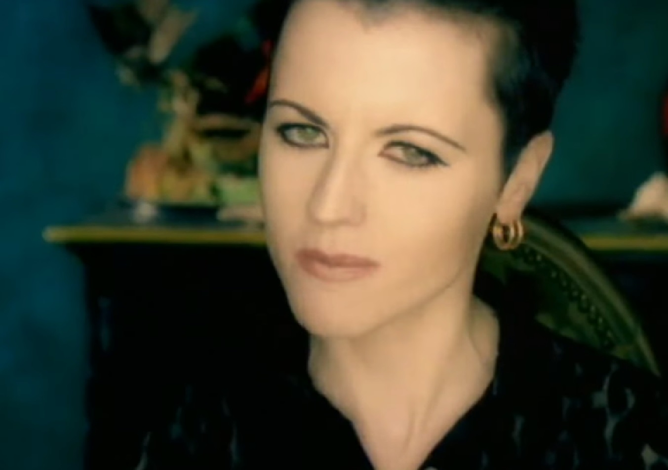 Screenshot: Dolores O'Riordan looking at camera - from Dolores (TV documentary,2018)
