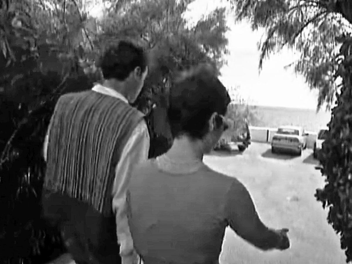 Screenshot: Dolores O'Riordan wearing grey shirt is walking on the street - from Dolores (TV documentary,2018)