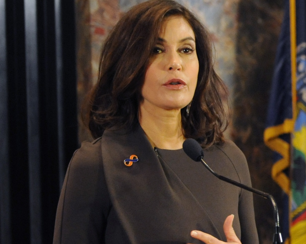 Teri Hatcher is talking and looking at people - 2014