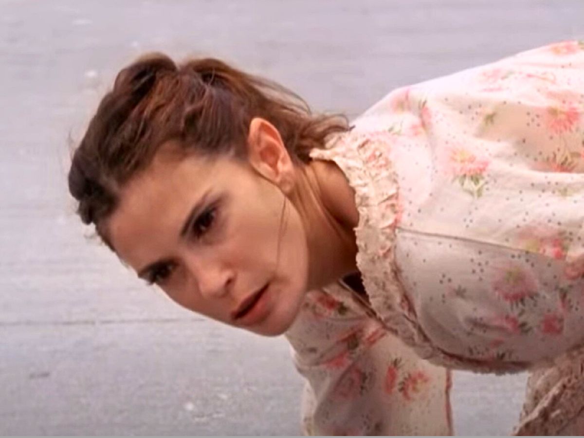 Screenshot: Teri Hatcher looking at front - from Desperate Housewives (2004-2012)