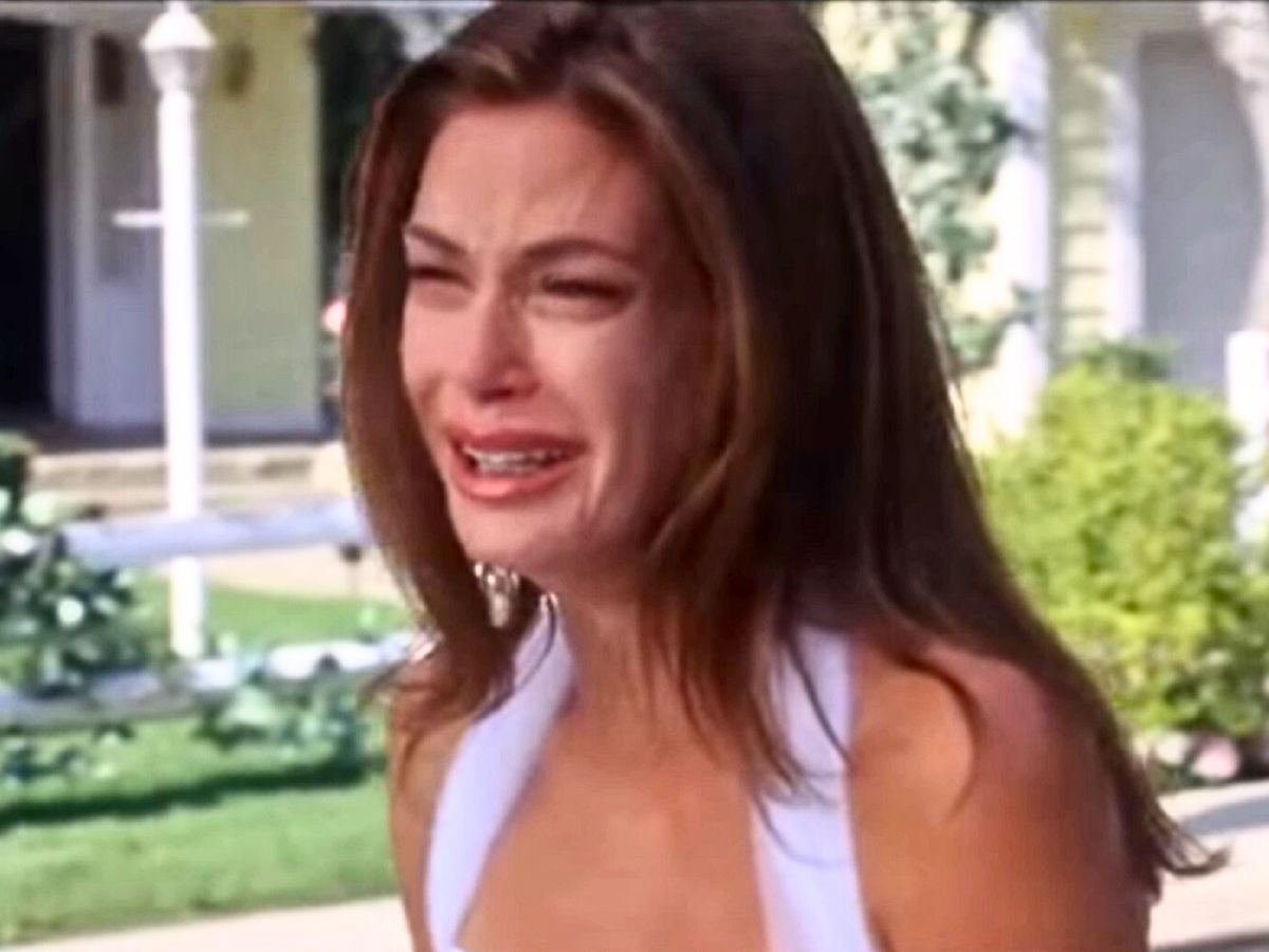 Screenshot: Teri Hatcher is standing outside and crying - from Desperate Housewives (2004-2012)