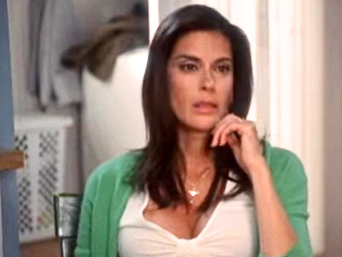 Screenshot: Teri Hatcher is looking surprised - from Desperate Housewives (2004-2012)