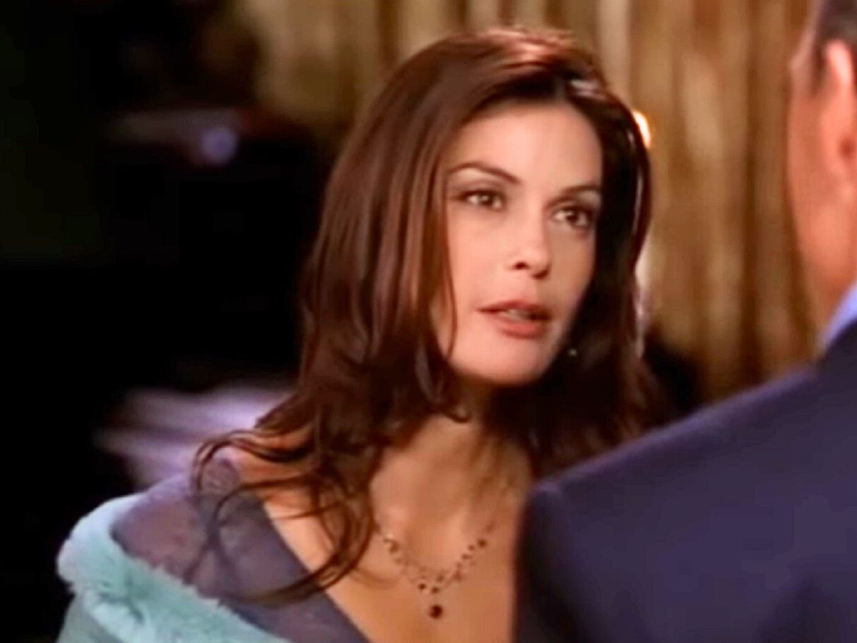 Screenshot: Teri Hatcher looking with upset face - from Desperate Housewives (2004-2012)