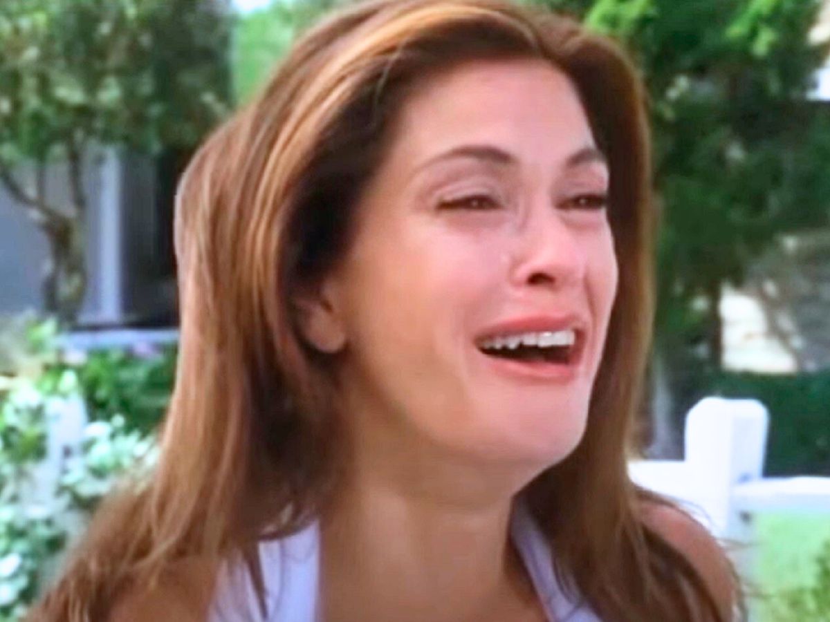 Screenshot: Teri Hatcher crying outside - from Desperate Housewives (2004-2012)