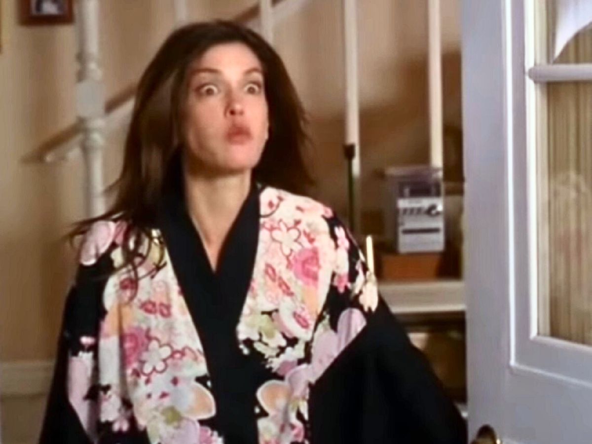 Screenshot: Teri Hatcher standing on the front door angry - from Desperate Housewives (2004-2012)