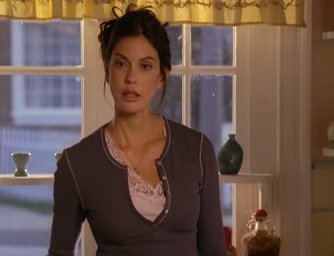 Screenshot: Teri Hatcher is looking at front upset  - from Desperate Housewives (2004-2012)