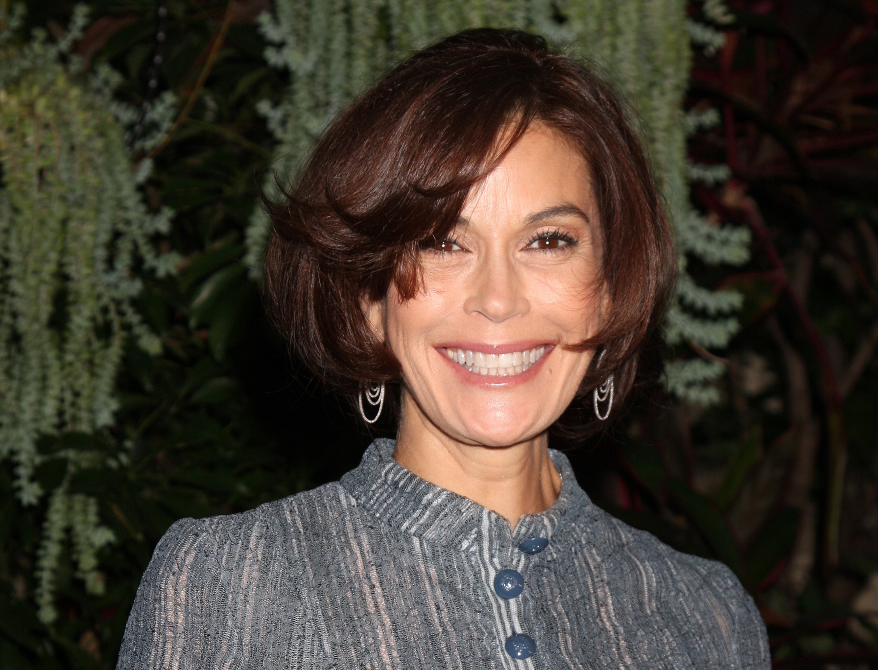 Teri Hatcher wearing grey shirt ,looking at camera and smiling - 2010