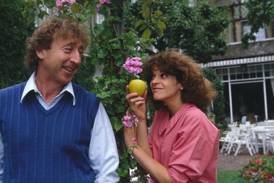 GENE WILDER ET GILDA RADNER looking at each other