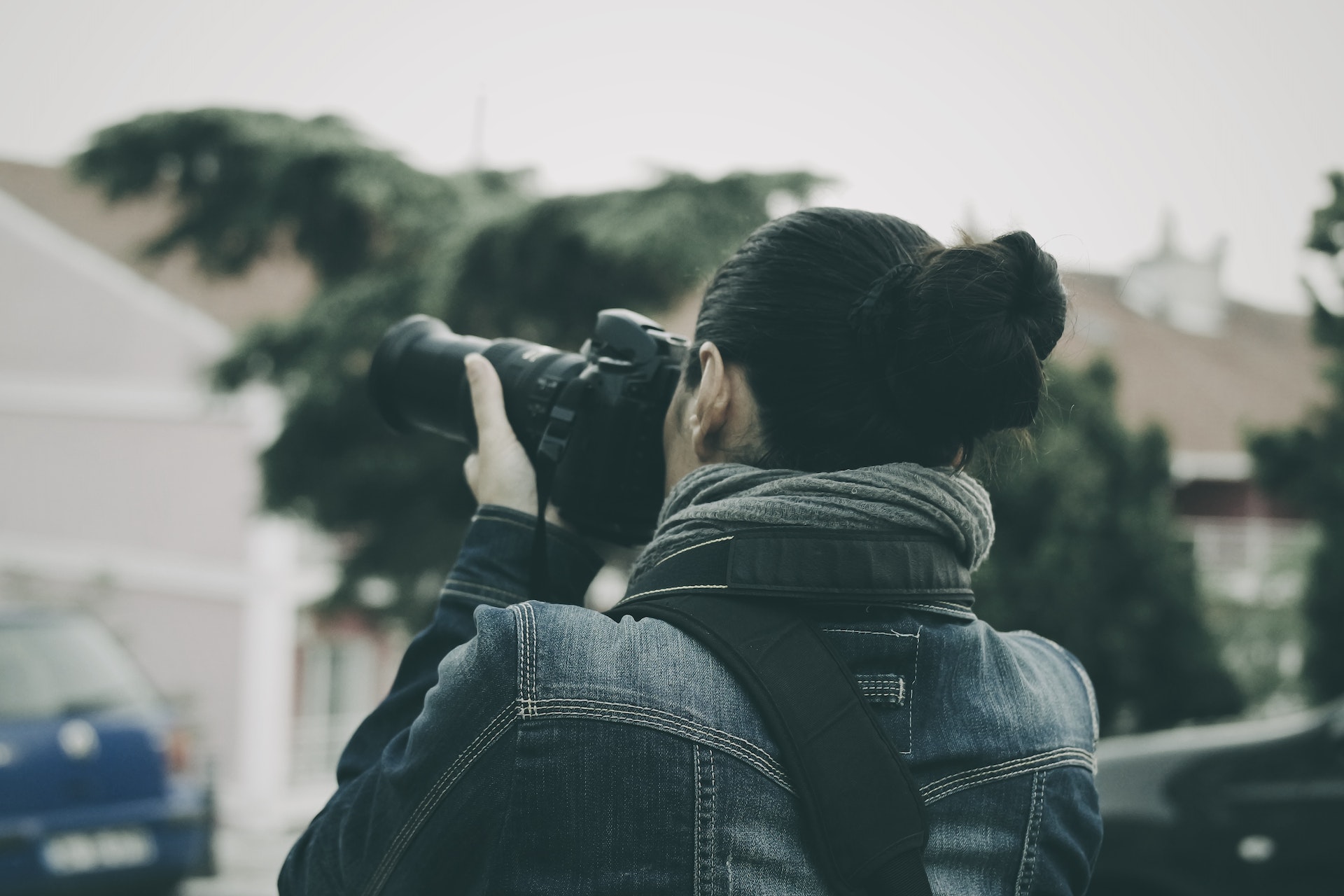 WOMAN REPORTER IN DENIM JACKET