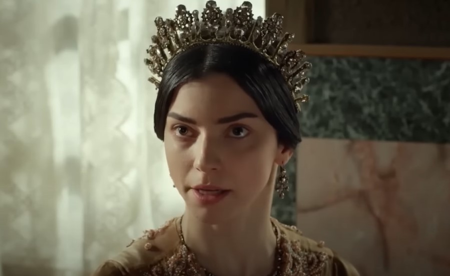 Nurbanu Sultan wearing crown