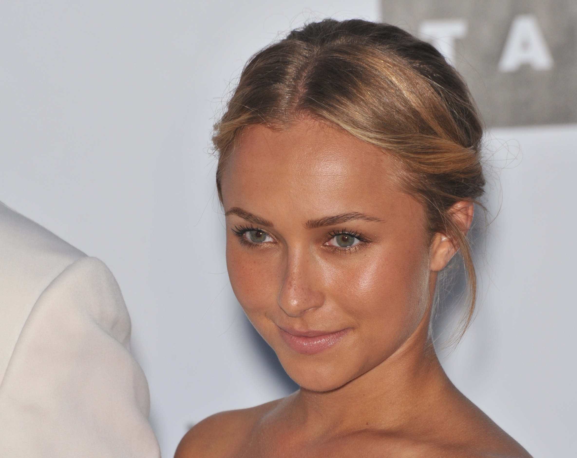 Hayden Panettiere wearing pink dress looking sad - 2009