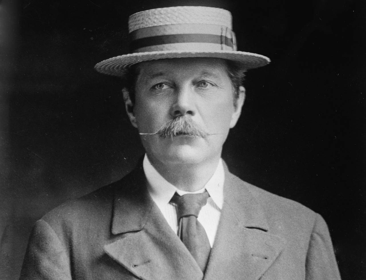 Arthur Conan Doyle in suit and a hat