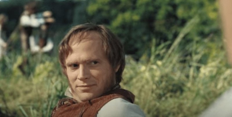 Paul Bettany as  Charles Darwin in Creation sitting at a park