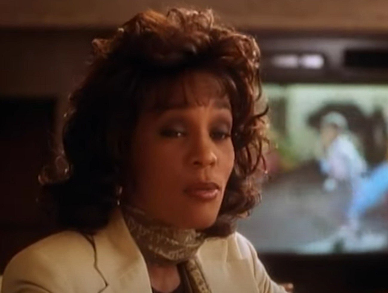 Screenshot of Whitney Houston is looking at side and talking - from Waiting To Exhale (1995)